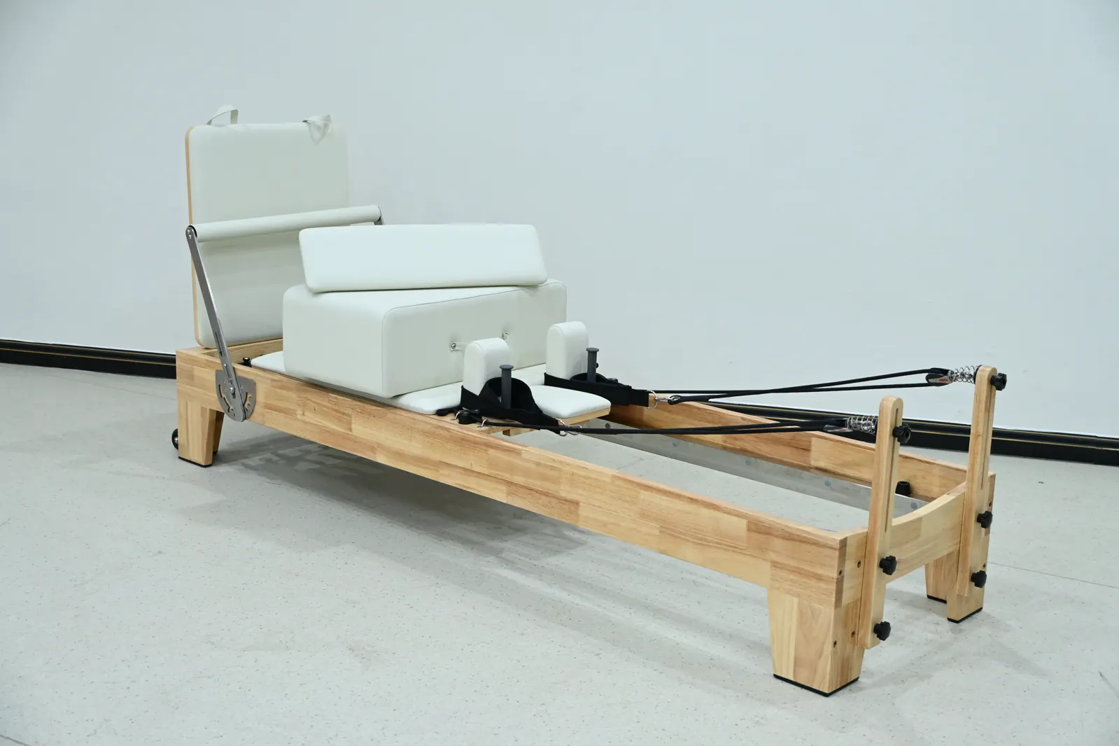 Reformer Pilates à châssis en bois pour l’équipement d’un studio